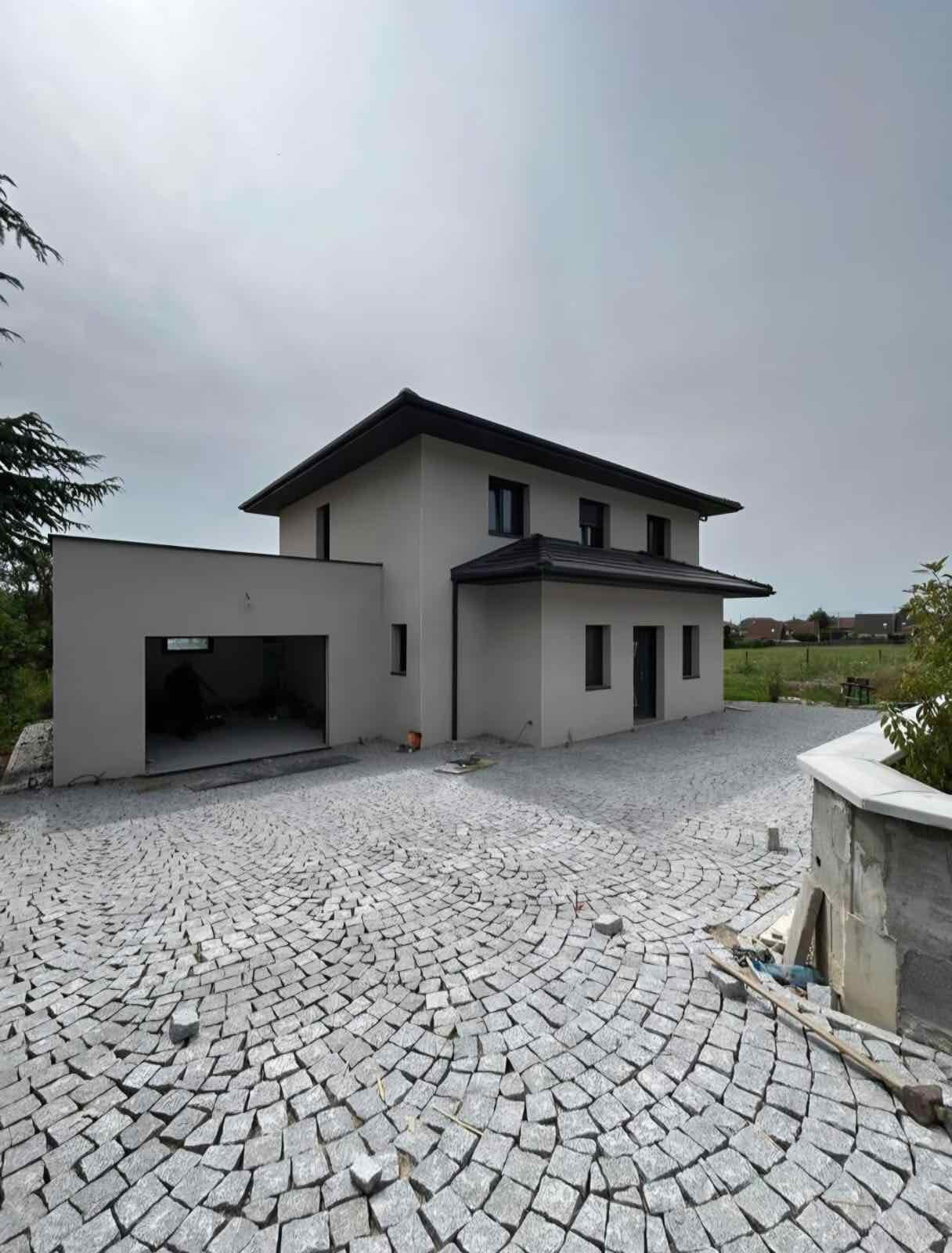 Cour résidentielle réalisée par Léman Pavage Sàrl autour d'une maison neuve