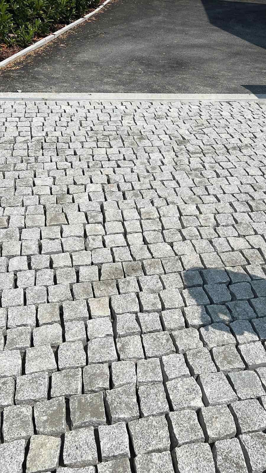Détail d'un pavage en granit clair