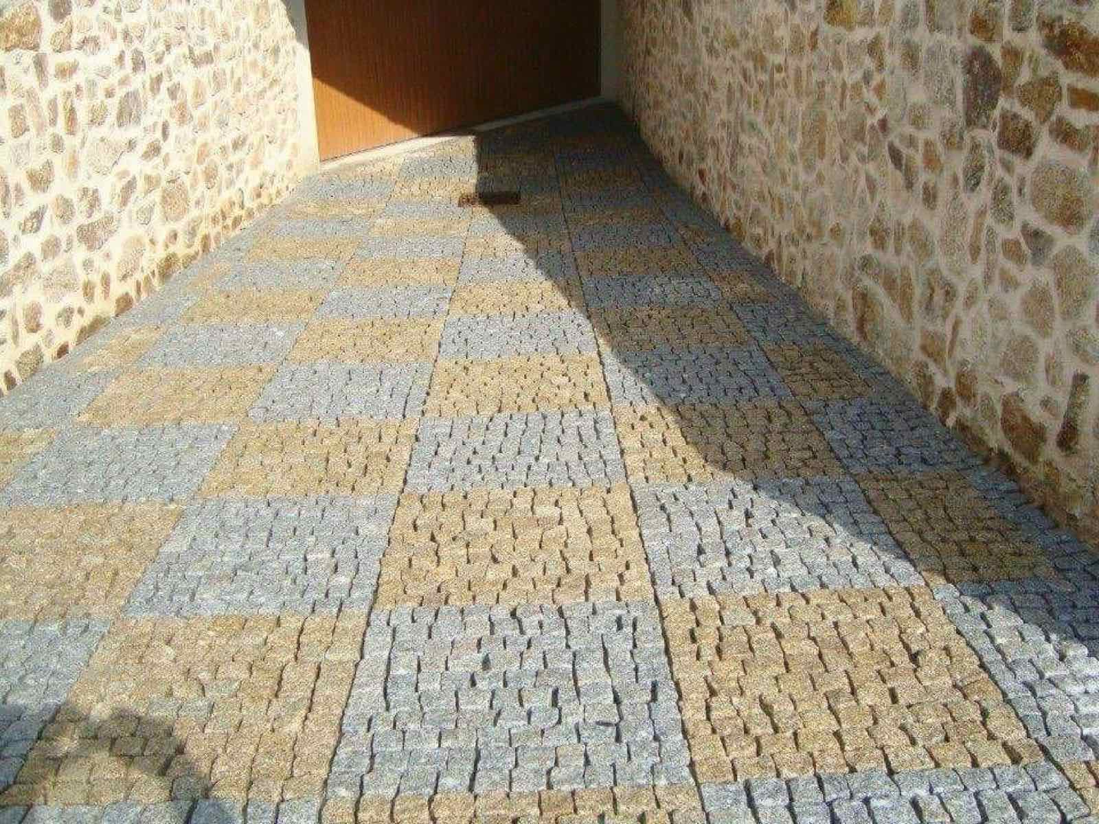 Passage minéral aux teintes naturelles